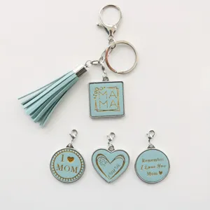 Blauwe lederen kwast sleutelhanger set met moeder thema bedels, stijlvolle tas accessoire.