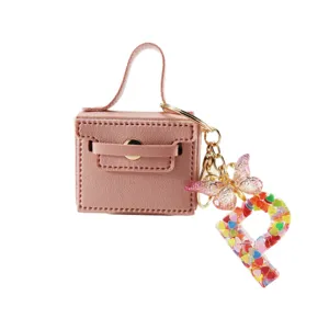 Carino portachiavi borsa in pelle rosa con farfalla e ciondolo lettera P cuore in resina