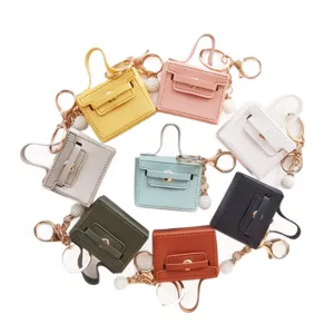 Leren mini tas sleutelhanger met parelhangertje, schattige tasbedel om cadeau te geven, diverse kleuren.