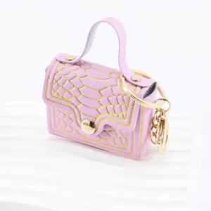 Mini sac à main porte-clés en cuir PU rose avec quincaillerie dorée et motif crocodile.