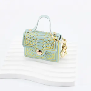 Mini porte-clés sac à main en cuir PU bleu clair avec motif serpent et anneau doré.