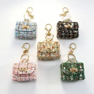 Chique tweed mini tas sleutelhanger, stijlvolle airpods etui en portemonnee met slot.