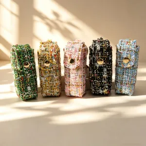 Tweed lipstick etui sleutelhanger set van vijf in diverse kleuren detailopname.