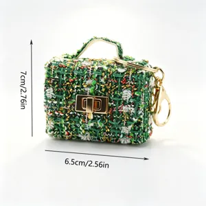 Groene tweed mini muntportemonnee met goudkleurige hardware, draaisluiting en sleutelhanger.