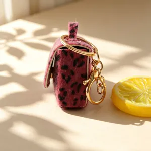 Portachiavi mini in peluche stampa leopardo pelo finto custodia auricolari dettaglio