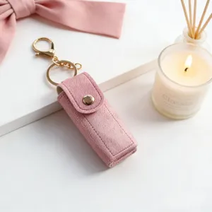 Portachiavi con custodia per rossetto in denim rosa mini borsetta in pelle per trucchi.
