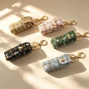 Tweed lippenstift etui sleutelhanger met retro luxe design en geruit patroon voor handtas.