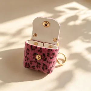 Roze luipaardprint pluche mini portemonnee en sleutelhanger met gouden drukknoop.