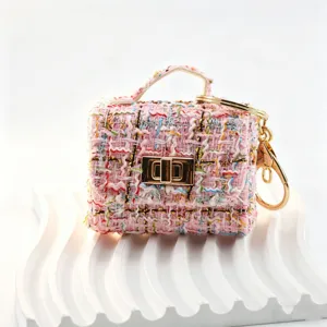 Roze tweed minitas, chique bouclé portemonnee met goudkleurige hardware en sleutelhanger.
