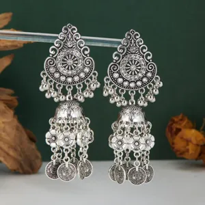Boucles d'oreilles pendantes vintage argentées pièces de monnaie style bohème détail