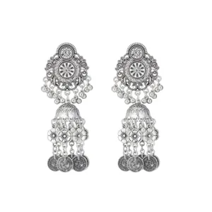 Gros plan détaillé de boucles d'oreilles bohèmes argentées vintage avec gravures florales