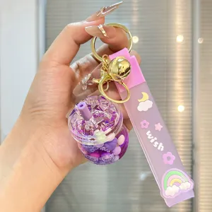 Nahaufnahme des süßen lila Bubble Tea Fließsand Schlüsselanhängers mit tollem Regenbogen Band.