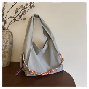 Borsa a tracolla grande in tela grigia stile giapponese con dettagli di corda intrecciata.