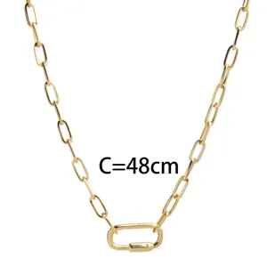 Primer plano de collar con cadena de eslabones dorados y candado, detalle elegante de 48cm.