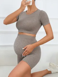 Άνετο ριμπ σετ γιόγκα εγκυμοσύνης με crop top κοντομάνικο και σορτς για μέλλουσες μητέρες.
