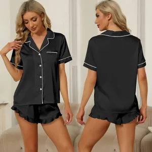 Vue détaillée de l'ensemble de pyjama court en satin noir pour femme avec liseré blanc.
