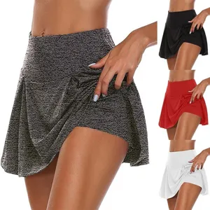 Vista de detalle cercana de la falda pantalón deportiva plisada para mujer con shorts.