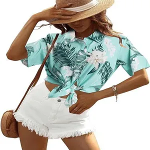 Stylato tropiko floral print kontomaniko poukamiso syndyasmeno me lefka denim shorts.