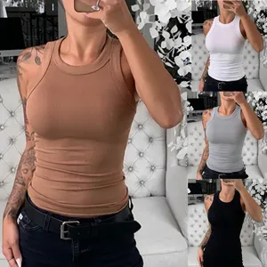 Dettaglio in primo piano canotta donna lavorato a maglia a costine smanicato slim.