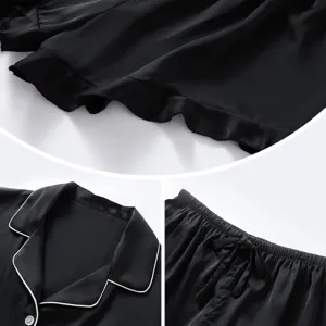 Vue détaillée du pyjama en satin de soie avec col à revers, passepoil blanc et short élastique.