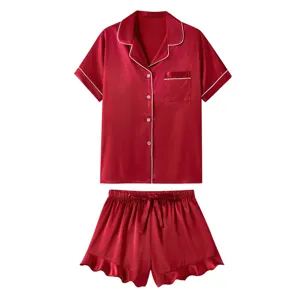 Détail de pyjama en satin rouge montrant un ensemble chemise manches courtes et short.