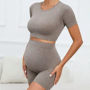 Σετ γιόγκα εγκυμοσύνης χωρίς ραφές ribbed crop top με κοντό μανίκι και ψηλόμεσο αθλητικό σορτς