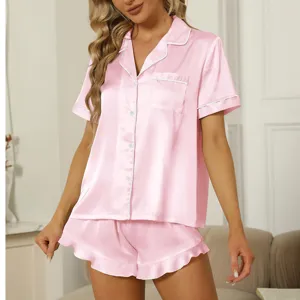 Détail de l'ensemble de pyjama rose en satin à manches courtes avec chemise et short à volants.