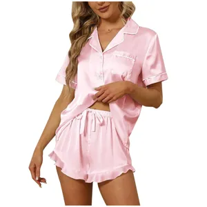 Vue détail de ensemble pyjama court en satin rose pour femme chemise boutons et short