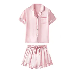 Vue détaillée d'un ensemble de pyjama en satin rose avec haut et short à volants.