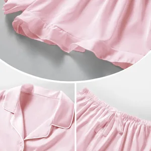 Détails de pyjama en satin rose, tissu doux, col à revers, taille élastique avec nœud.