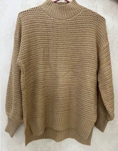 Maglione in maglia tinta unita a collo alto e maniche lunghe con spacchi laterali
