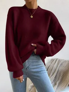 Close-up detail van een bordeauxrode gebreide trui met col, gedragen op stoere jeans.