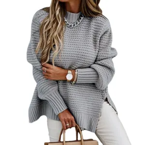 Maglione grigio a collo alto ampio a maniche lunghe con spacchi laterali, moda autunnale.