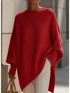 Dettaglio di maglione ampio rosso in morbida maglia, elegante pullover autunnale.