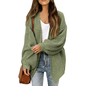Nahaufnahme des grobgestrickten Cardigans mit Ballonärmeln für gemütlichen Stil und Komfort.