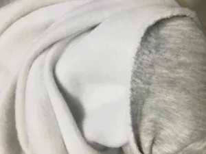 Nahaufnahme von dickem Fleece-Stoff innen und glatter weißer Aussenseite für Kleidung.