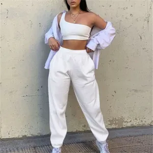 Modisches Damen Sportset in Weiß mit asymmetrischem Crop-Top und bequemer Freizeithose