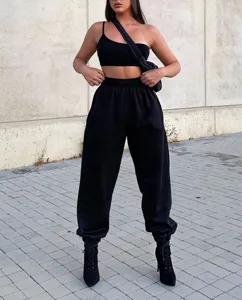 Schwarzes Damen Sportbekleidung Set mit Crop Top und bequemer lockerer Freizeithose fuer Alltag.