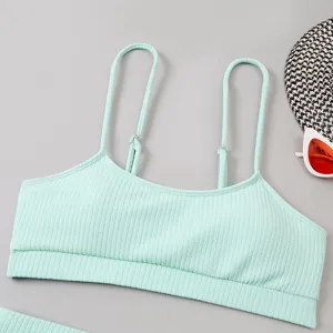 Haut de maillot de bain côtelé vert menthe avec fines bretelles réglables pour l'été.