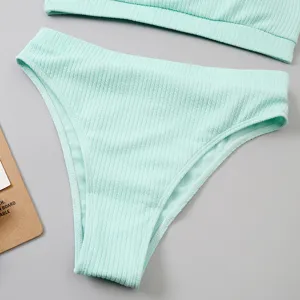 Gros plan détaillé du bas de bikini taille haute côtelé vert menthe et du haut assorti.