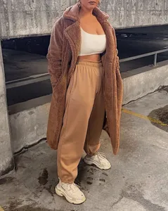 Lässige dicke Fleece-Jogginghose und Teddy-Mantel für Damen, bequeme Herbst- und Winterkleidung.
