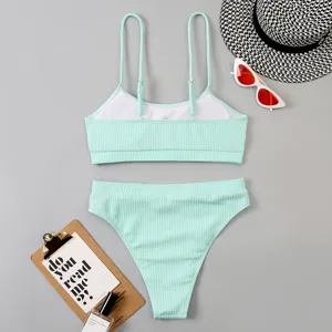 Ensemble de bikini côtelé vert menthe avec haut U et bas taille haute vue détaillée.