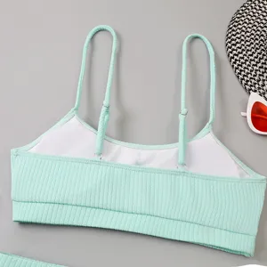 Détail de haut de bikini vert menthe côtelé avec bretelles réglables pour femmes.