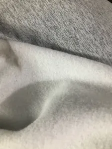 Nahaufnahme des Stoffdetails mit dickem Vliesfutter und strapazierfähigem Außenstrick.