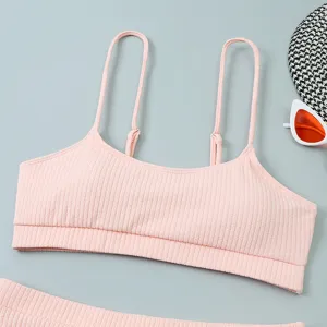 Détail haut de bikini côtelé rose, col U, bretelles ajustables, maillot de bain été.