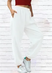 Detail der weißen Freizeithose mit hohem Bund und elastischen Bündchen am Modell.