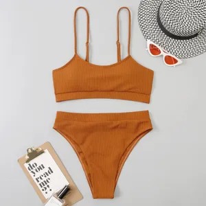 Détail de bikini deux pièces côtelé, avec haut à col scoop marron et bas taille haute élégant.