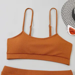 Détails de l'ensemble bikini côtelé marron, haut à col U et bas taille haute maillot.