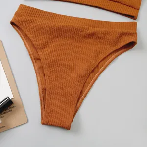 Bas de bikini côtelé marron taille haute gros plan, détail de texture de maillot.