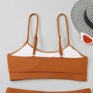 Ensemble bikini côtelé marron avec bretelles réglables et haut u pour vacances d'été.
